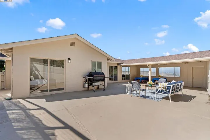 8482 Ney Ave, Oakland, California 94605