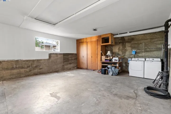 8482 Ney Ave, Oakland, California 94605