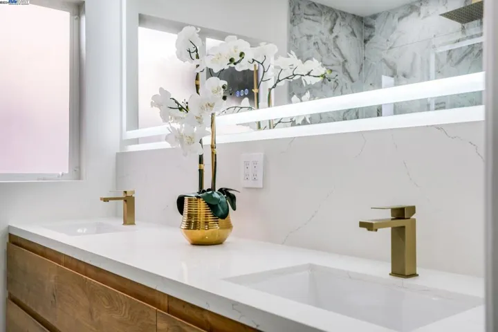 8482 Ney Ave, Oakland, California 94605
