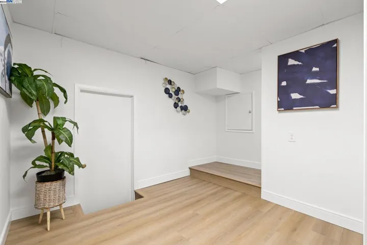 8482 Ney Ave, Oakland, California 94605