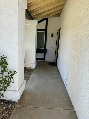 FRONT ENTRACE CORRIDOR