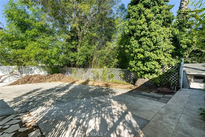 20255 Oxnard Street, Woodland Hills, California 91367