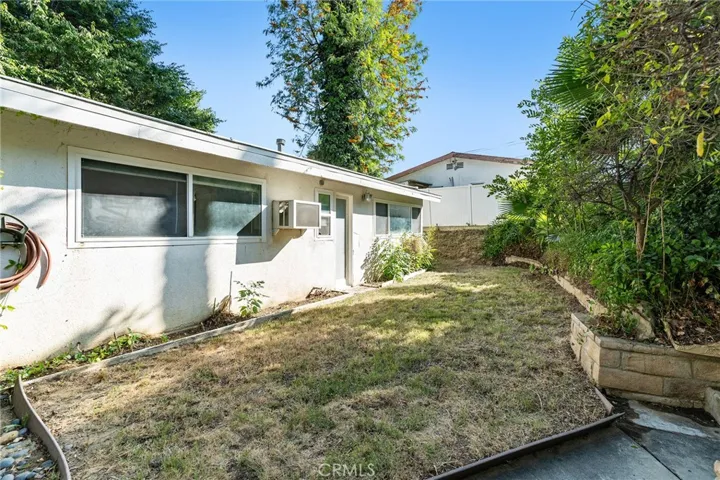 20255 Oxnard Street, Woodland Hills, California 91367