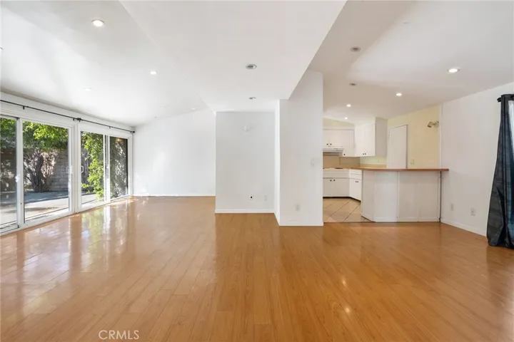 20255 Oxnard Street, Woodland Hills, California 91367