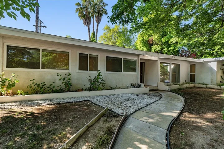 20255 Oxnard Street, Woodland Hills, California 91367