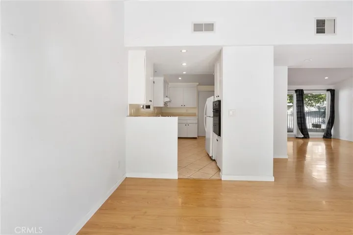 20255 Oxnard Street, Woodland Hills, California 91367