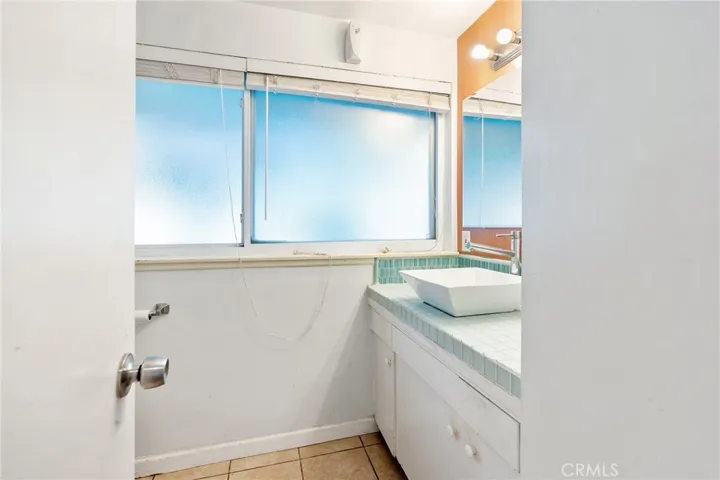 20255 Oxnard Street, Woodland Hills, California 91367