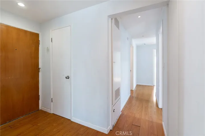 20255 Oxnard Street, Woodland Hills, California 91367