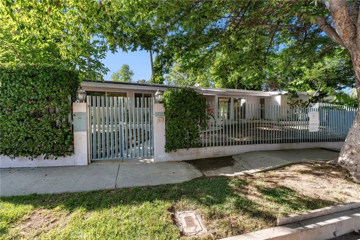 20255 Oxnard Street, Woodland Hills, California 91367