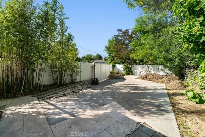 20255 Oxnard Street, Woodland Hills, California 91367