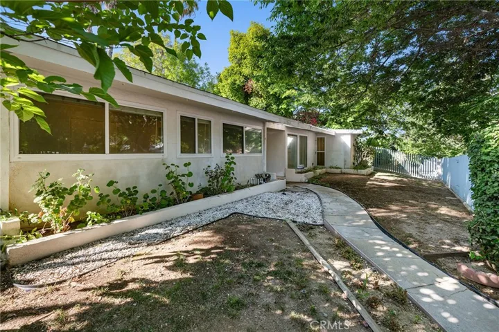 20255 Oxnard Street, Woodland Hills, California 91367