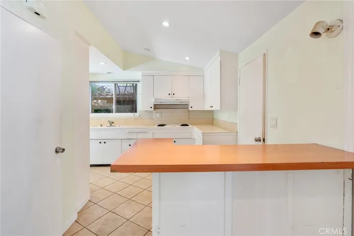 20255 Oxnard Street, Woodland Hills, California 91367