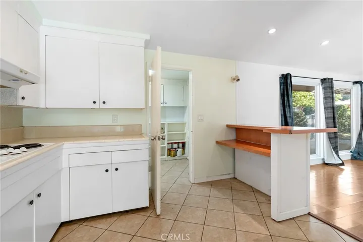 20255 Oxnard Street, Woodland Hills, California 91367