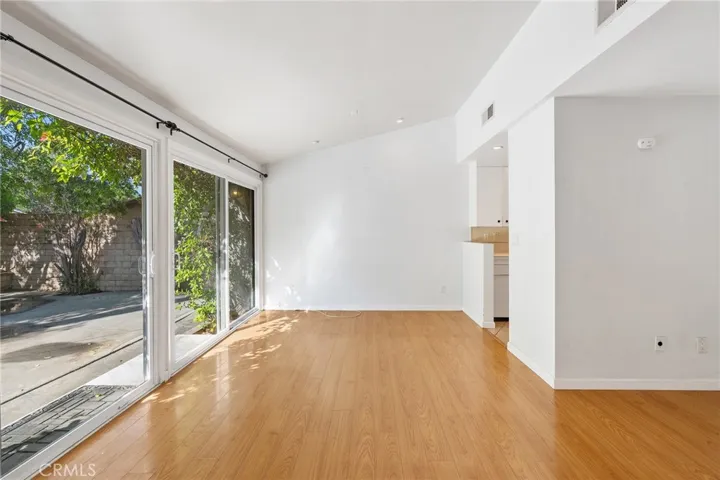 20255 Oxnard Street, Woodland Hills, California 91367