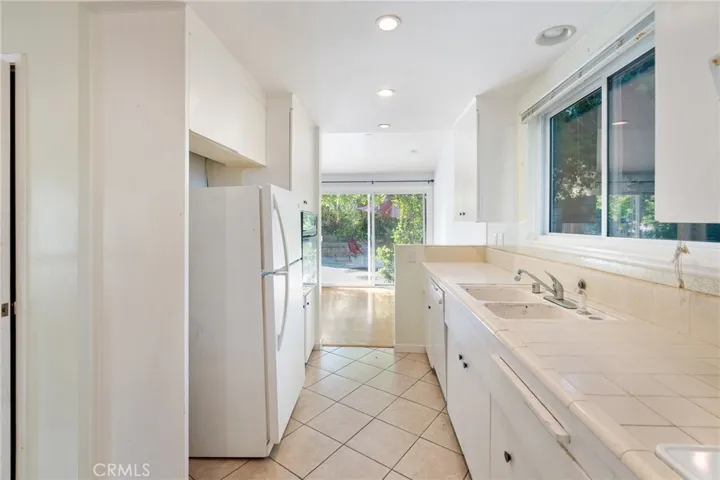 20255 Oxnard Street, Woodland Hills, California 91367