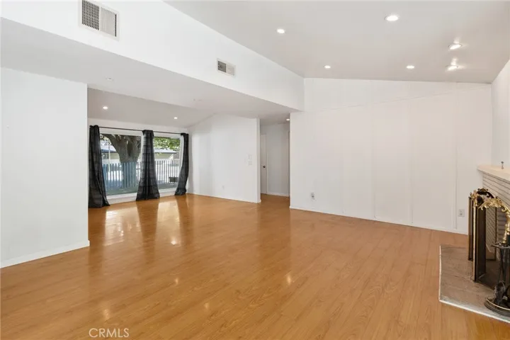 20255 Oxnard Street, Woodland Hills, California 91367