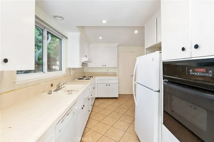 20255 Oxnard Street, Woodland Hills, California 91367