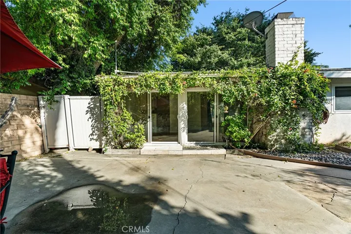 20255 Oxnard Street, Woodland Hills, California 91367