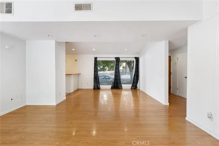 20255 Oxnard Street, Woodland Hills, California 91367