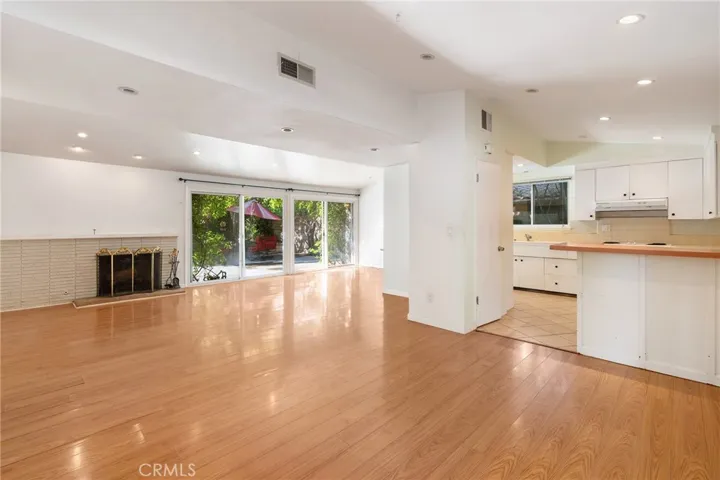 20255 Oxnard Street, Woodland Hills, California 91367