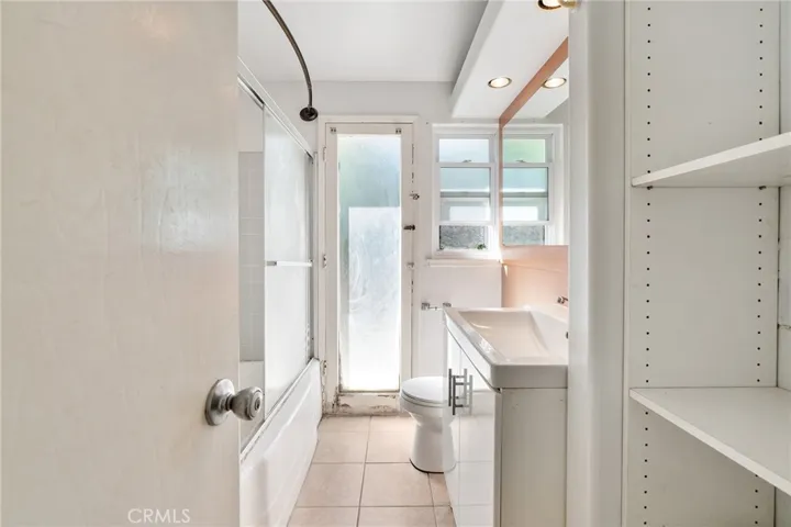 20255 Oxnard Street, Woodland Hills, California 91367