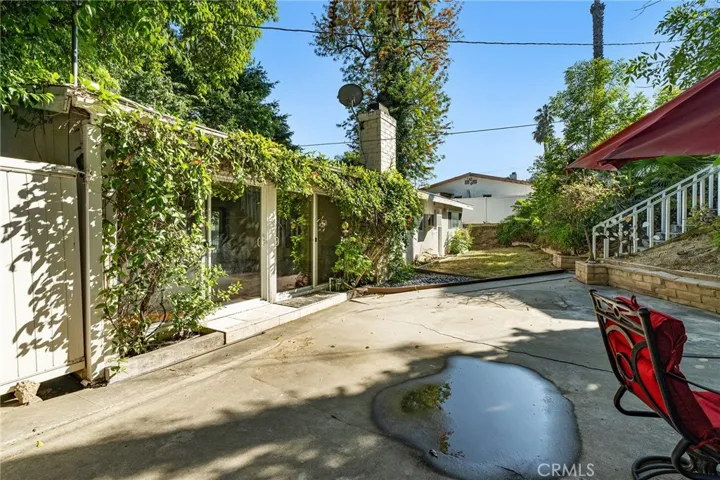 20255 Oxnard Street, Woodland Hills, California 91367