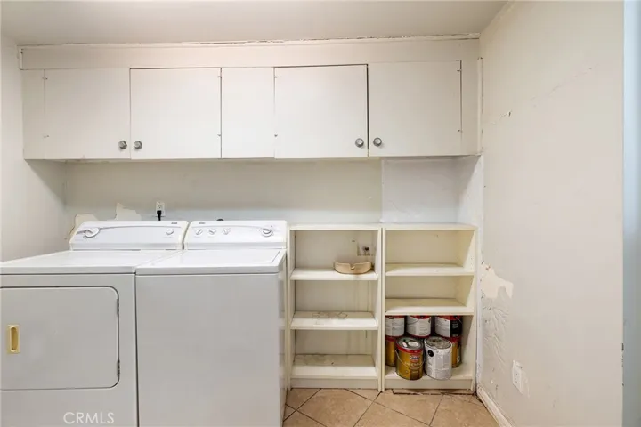 20255 Oxnard Street, Woodland Hills, California 91367