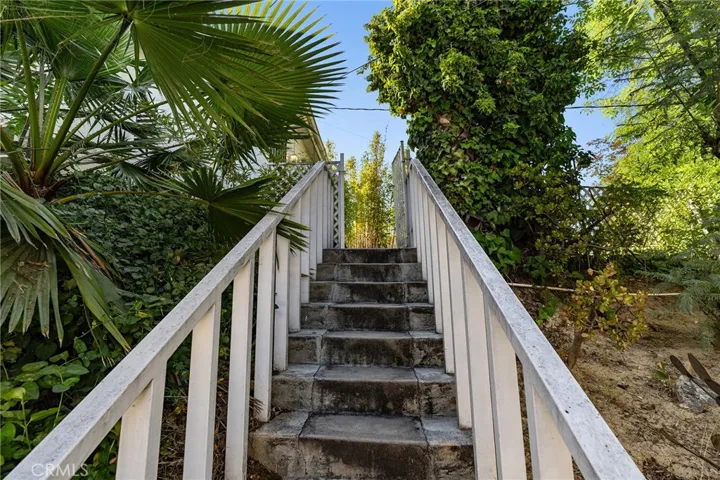 20255 Oxnard Street, Woodland Hills, California 91367