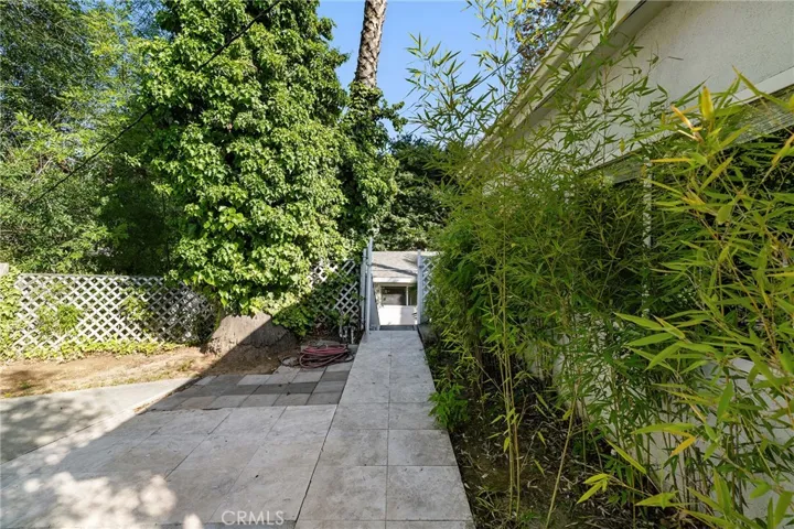 20255 Oxnard Street, Woodland Hills, California 91367