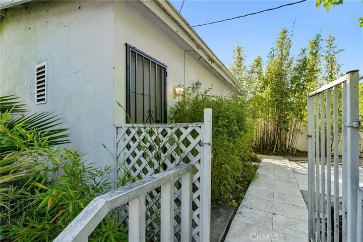 20255 Oxnard Street, Woodland Hills, California 91367