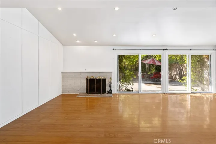 20255 Oxnard Street, Woodland Hills, California 91367