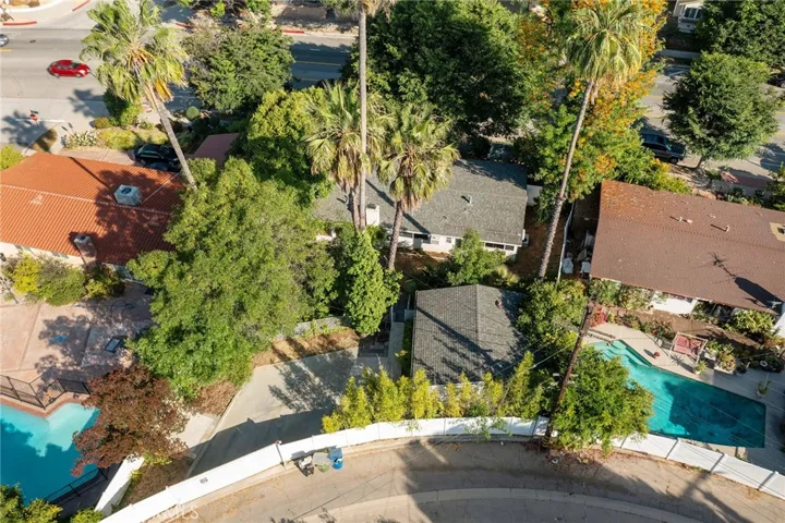 20255 Oxnard Street, Woodland Hills, California 91367