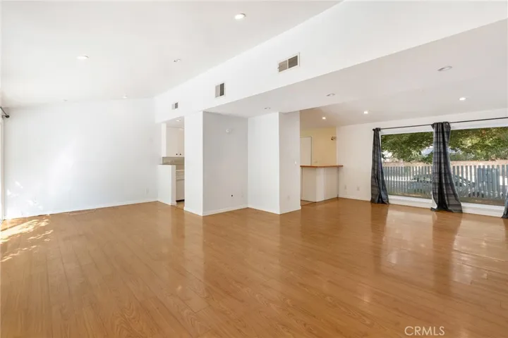 20255 Oxnard Street, Woodland Hills, California 91367