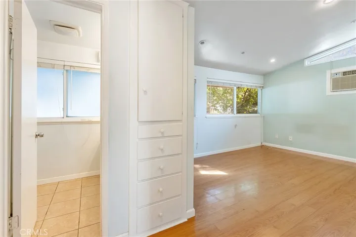 20255 Oxnard Street, Woodland Hills, California 91367
