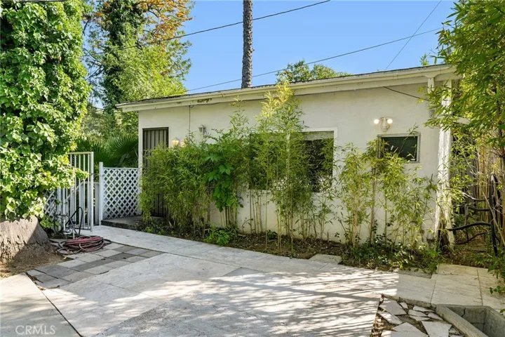 20255 Oxnard Street, Woodland Hills, California 91367