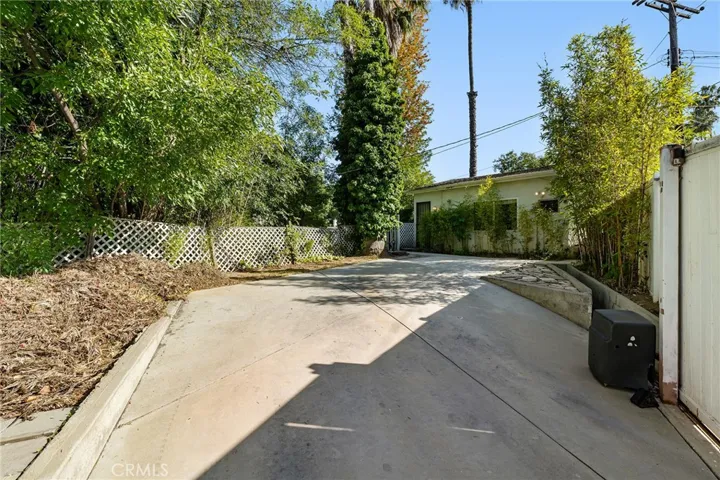 20255 Oxnard Street, Woodland Hills, California 91367