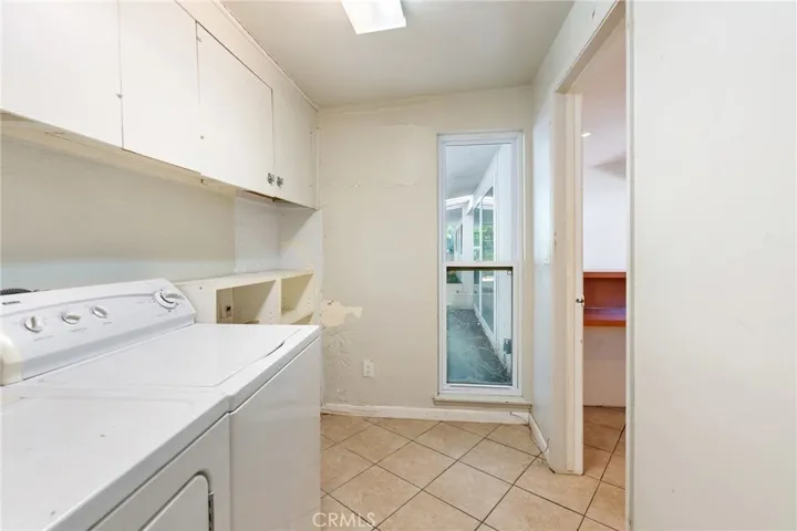 20255 Oxnard Street, Woodland Hills, California 91367