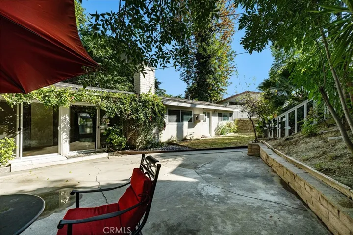 20255 Oxnard Street, Woodland Hills, California 91367