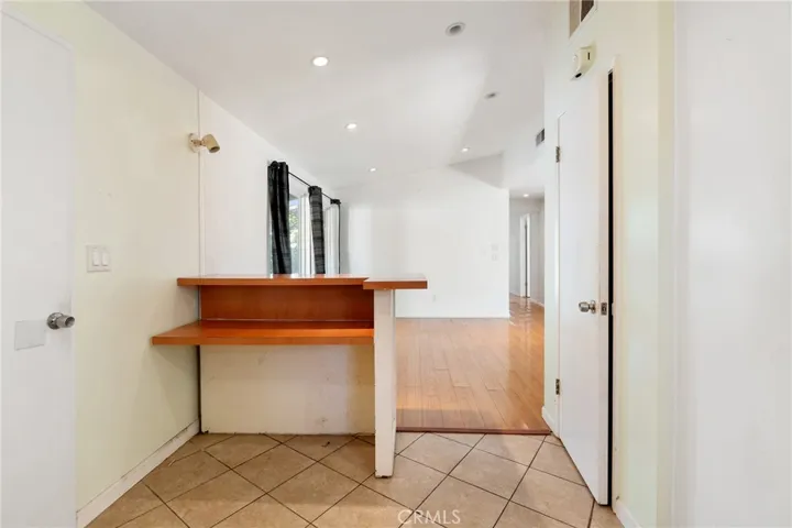 20255 Oxnard Street, Woodland Hills, California 91367