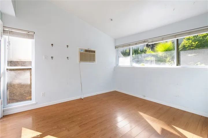 20255 Oxnard Street, Woodland Hills, California 91367