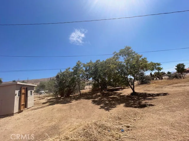 9561 Navajo Road, Apple Valley, California 92308