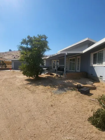 9561 Navajo Road, Apple Valley, California 92308