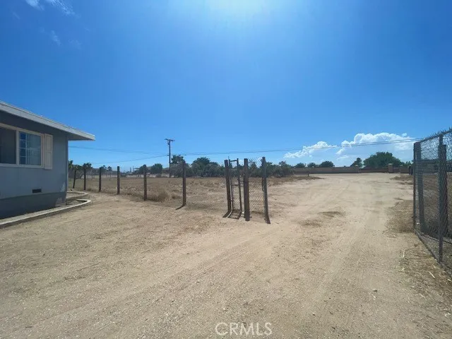9561 Navajo Road, Apple Valley, California 92308