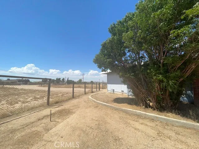 9561 Navajo Road, Apple Valley, California 92308