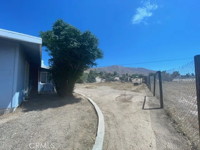 9561 Navajo Road, Apple Valley, California 92308