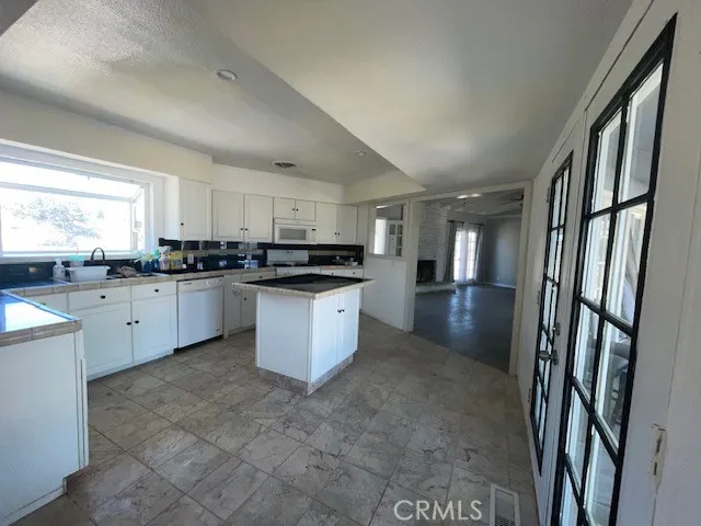 9561 Navajo Road, Apple Valley, California 92308