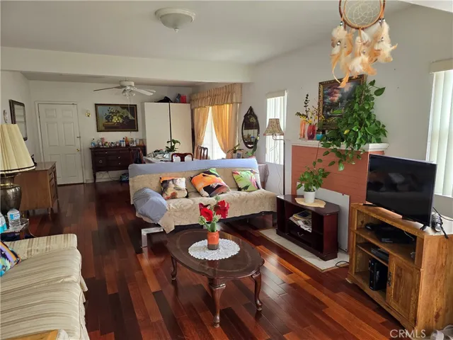 1330 S Longwood Avenue, Los Angeles, California 90019