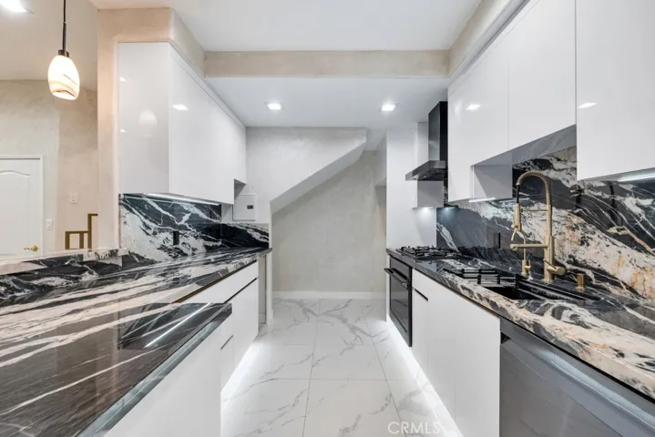 10659 Bloomfield Street, Toluca Lake, California 91602