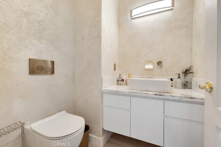 10659 Bloomfield Street, Toluca Lake, California 91602