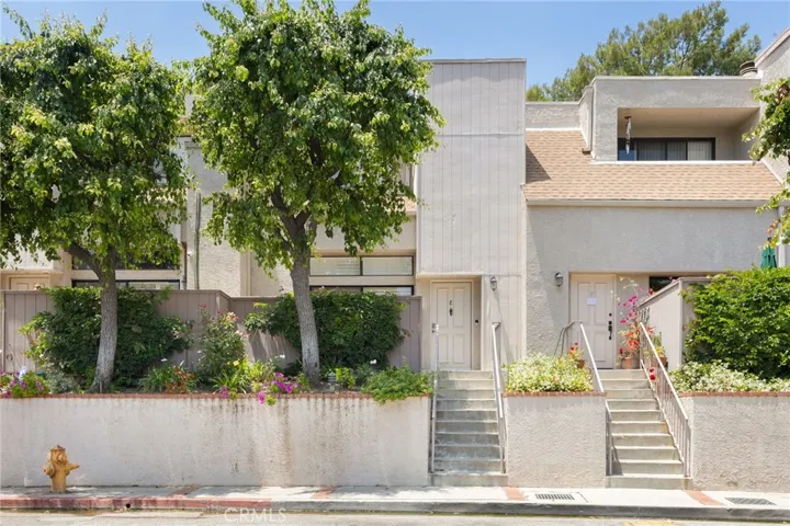 15235 Magnolia Boulevard E, Sherman Oaks, California 91403